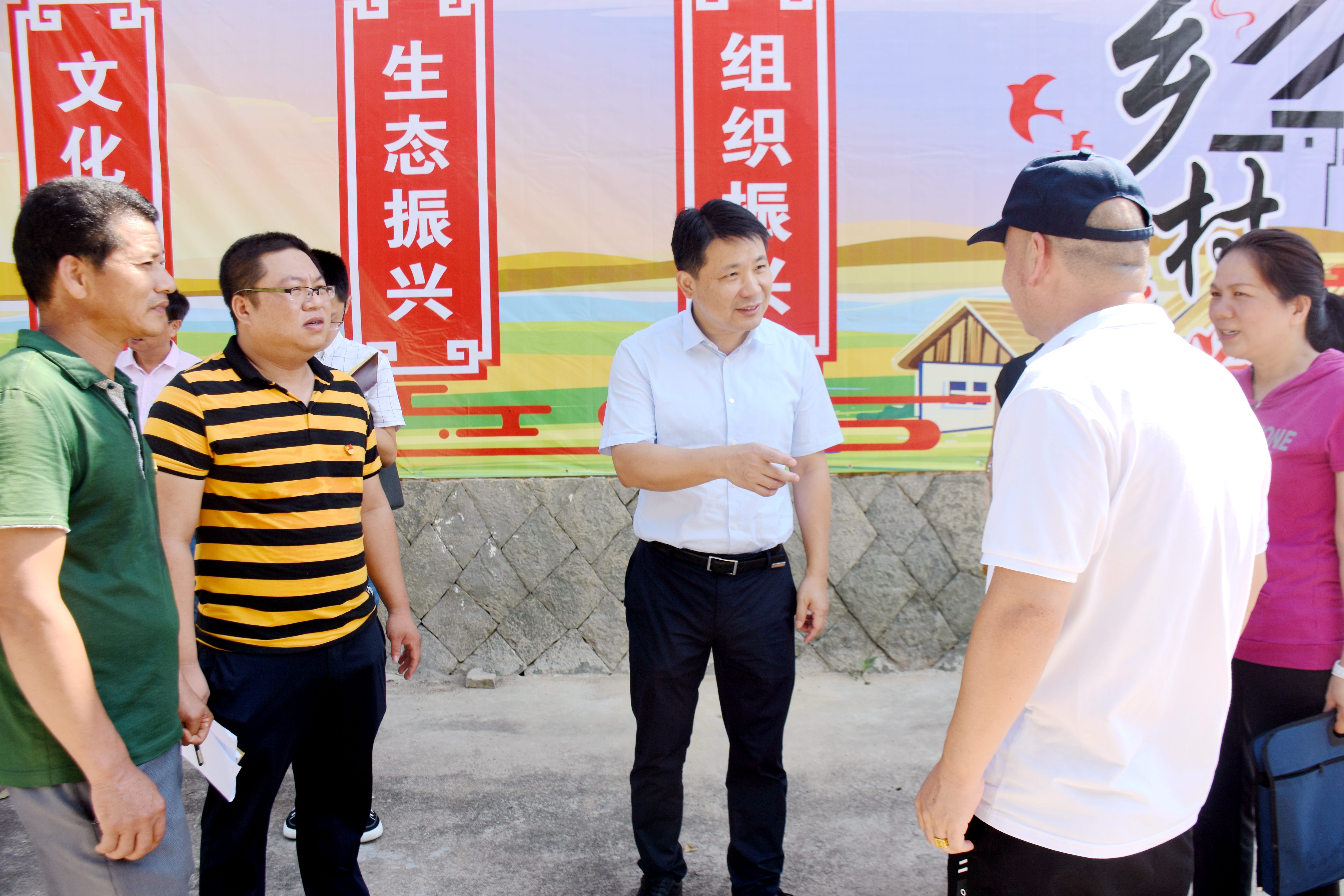 陳忠霖調(diào)研鄉(xiāng)村振興、村級集體經(jīng)濟增收及裸房整治工作