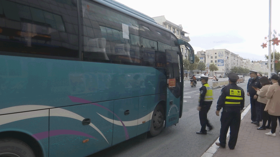 閩清交警啟動春運執(zhí)勤點！客運車輛逢車必查