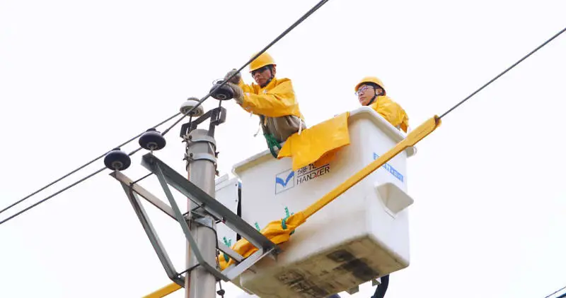 40℃！為了我們清涼度夏，他們戰(zhàn)高溫帶電作業(yè)
