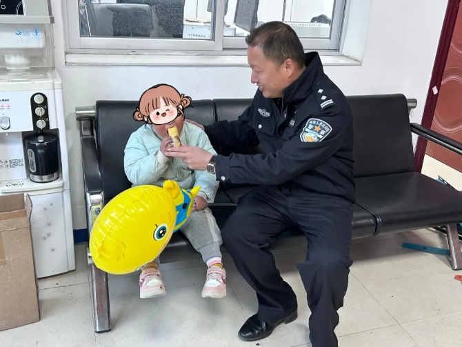 有“警”無險(xiǎn)！萌娃迷路，下祝民警暖心守護(hù)